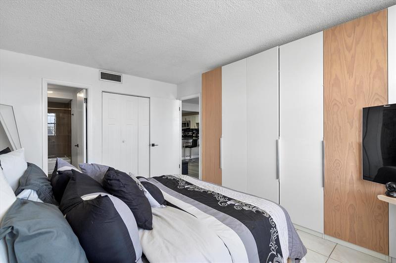 Image 11 of 18 For 427 Golden Isles Dr  16h