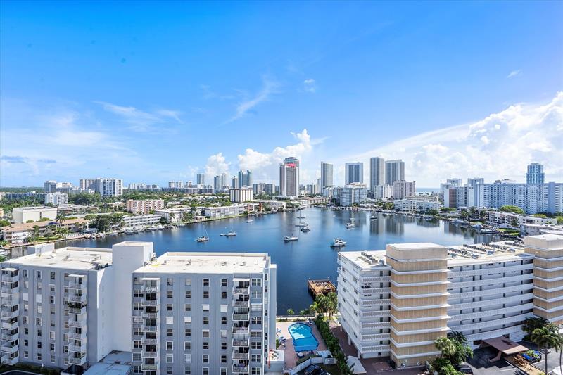 Image 15 of 18 For 427 Golden Isles Dr  16h