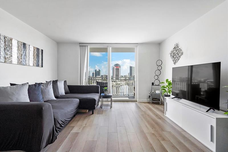 Image 4 of 18 For 427 Golden Isles Dr  16h