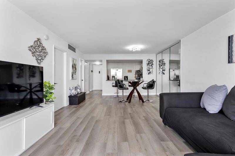 Image 5 of 18 For 427 Golden Isles Dr  16h