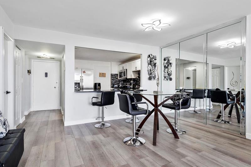 Image 6 of 18 For 427 Golden Isles Dr  16h