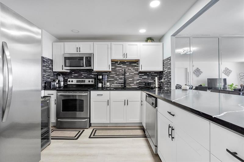 Image 7 of 18 For 427 Golden Isles Dr  16h