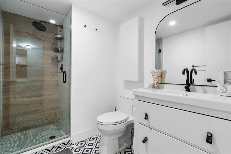 Image 9 of 18 For 427 Golden Isles Dr  16h