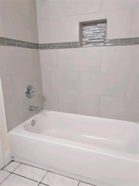 Image 9 of 10 For 2501 Riverside Dr  116