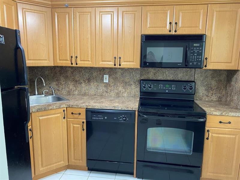 Image 3 of 8 For 340 19th St  207