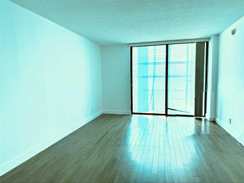 Image 10 of 61 For 112 Lake Emerald  206