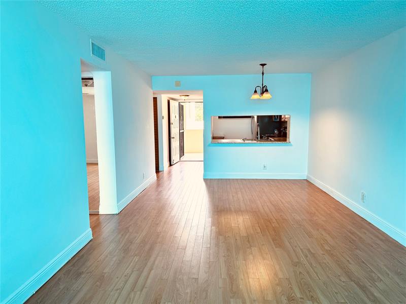 Image 12 of 61 For 112 Lake Emerald  206