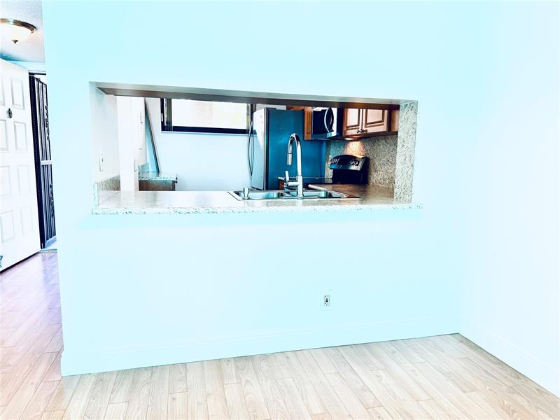 Image 13 of 61 For 112 Lake Emerald  206