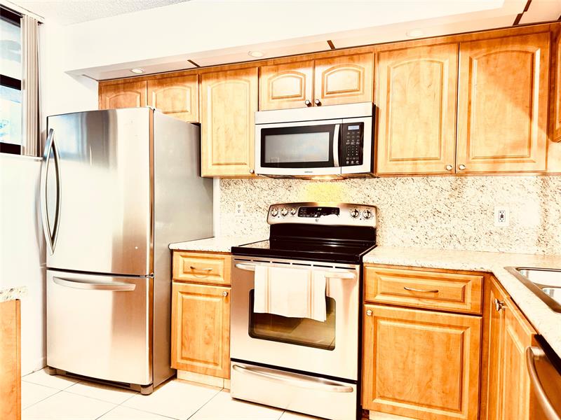 Image 15 of 61 For 112 Lake Emerald  206