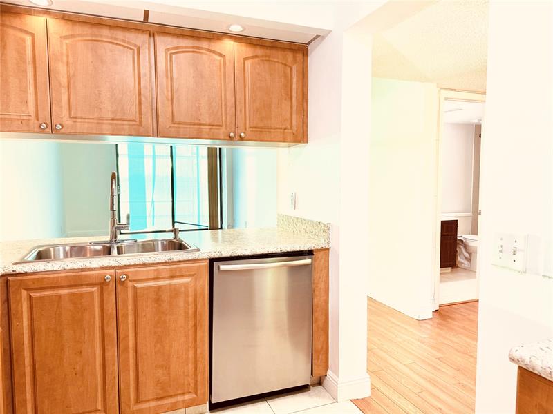 Image 16 of 61 For 112 Lake Emerald  206