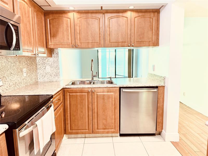 Image 17 of 61 For 112 Lake Emerald  206