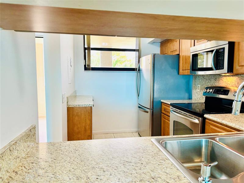 Image 18 of 61 For 112 Lake Emerald  206