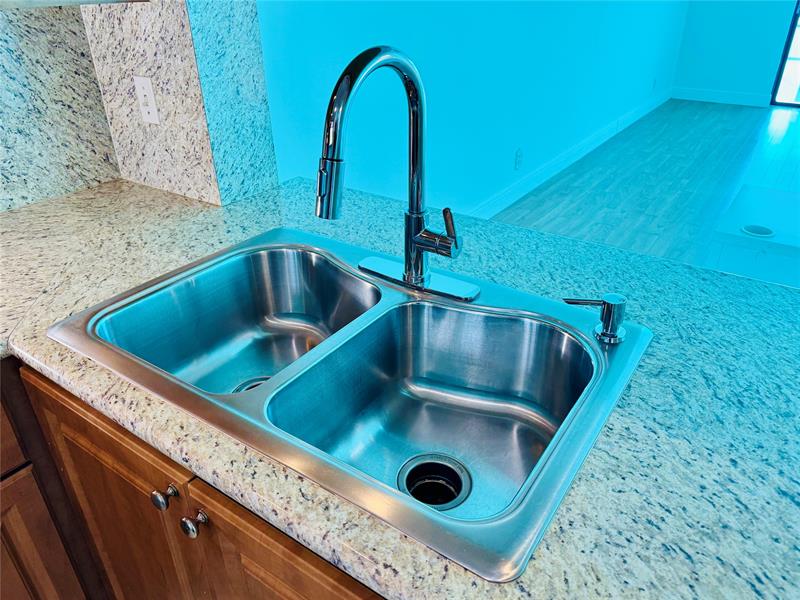 Image 20 of 61 For 112 Lake Emerald  206