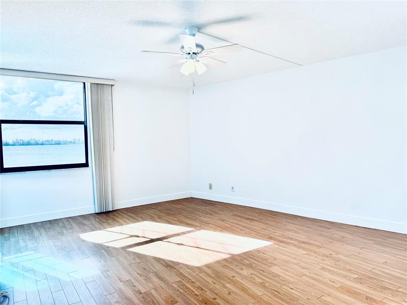 Image 21 of 61 For 112 Lake Emerald  206