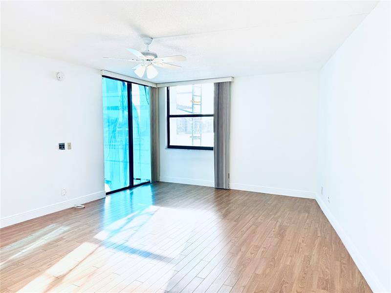 Image 23 of 61 For 112 Lake Emerald  206