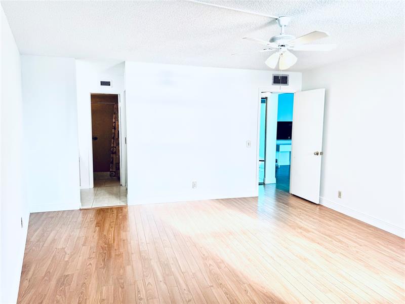 Image 24 of 61 For 112 Lake Emerald  206