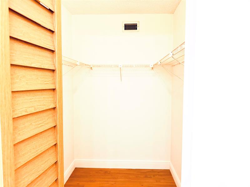 Image 26 of 61 For 112 Lake Emerald  206