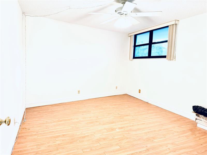 Image 27 of 61 For 112 Lake Emerald  206