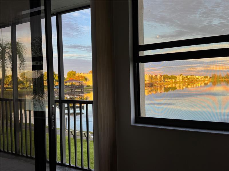 Image 4 of 61 For 112 Lake Emerald  206