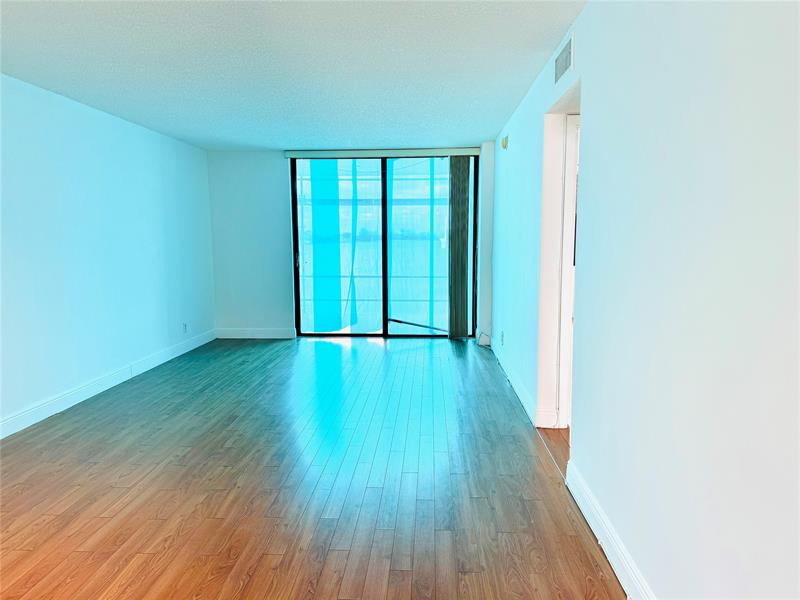 Image 9 of 61 For 112 Lake Emerald  206