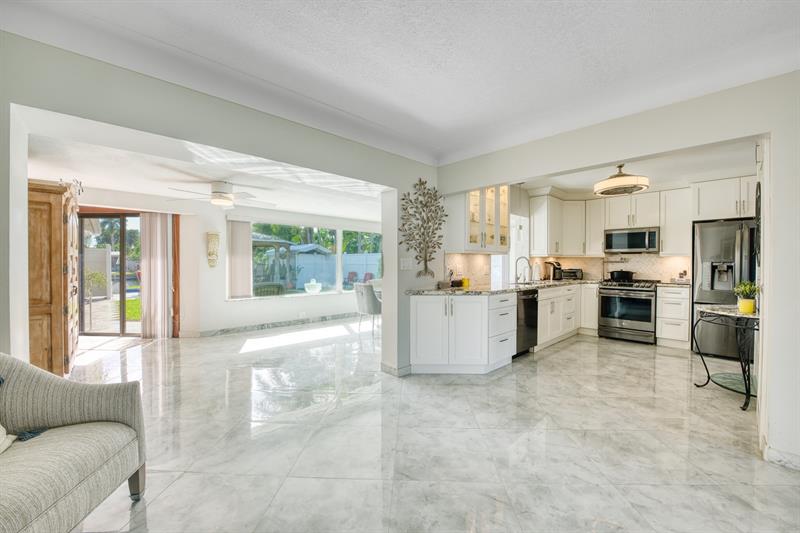 Image 10 of 58 For 208 30th St  