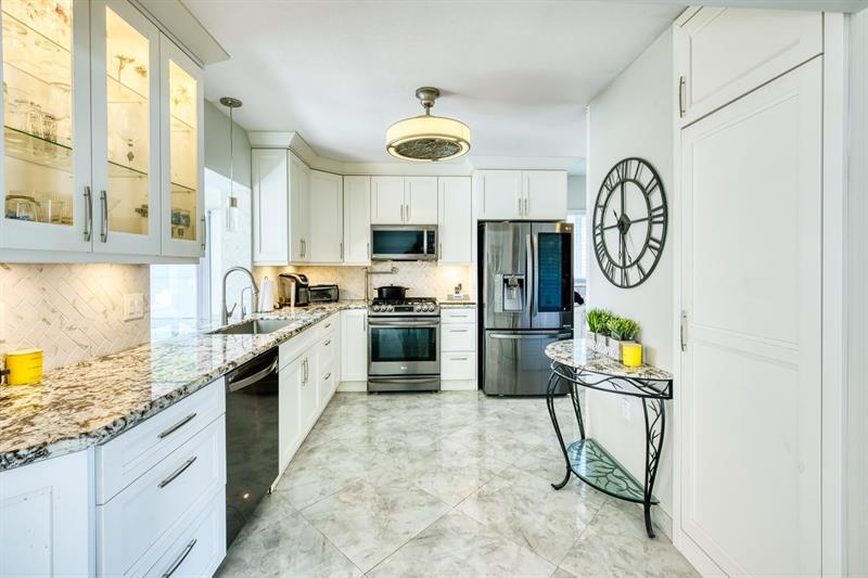Image 11 of 58 For 208 30th St  