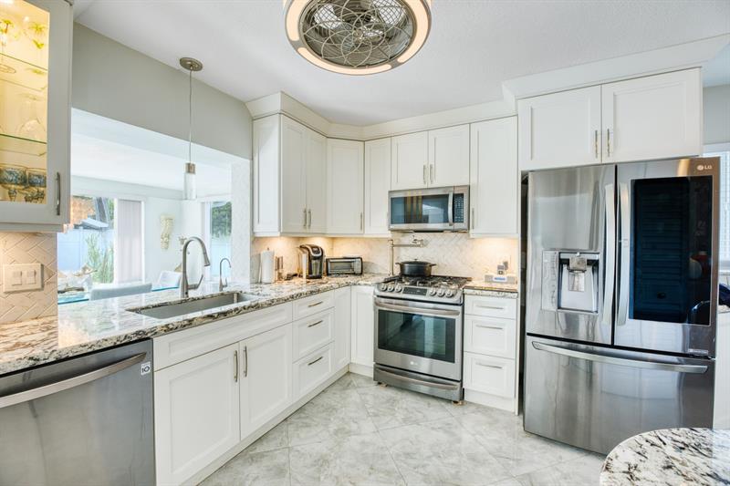 Image 13 of 58 For 208 30th St  