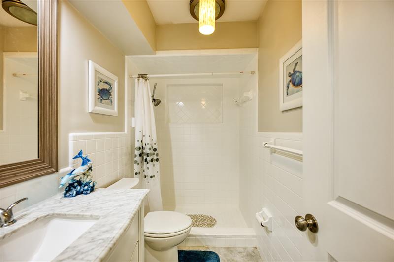 Image 21 of 58 For 208 30th St  