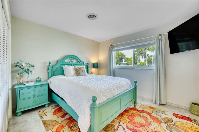Image 23 of 58 For 208 30th St  