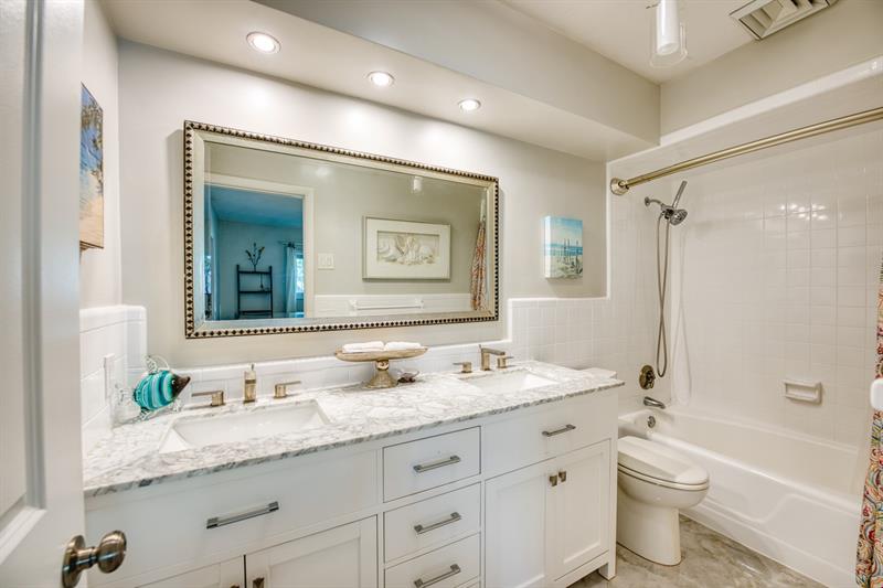 Image 32 of 58 For 208 30th St  