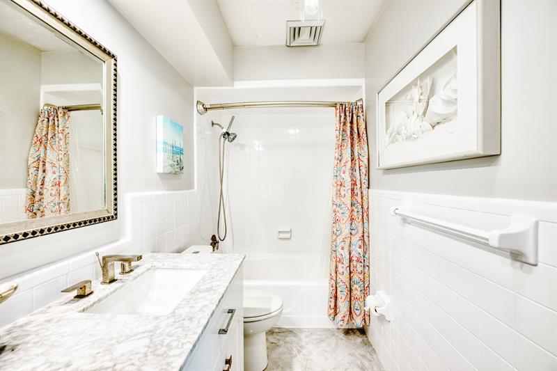 Image 33 of 58 For 208 30th St  