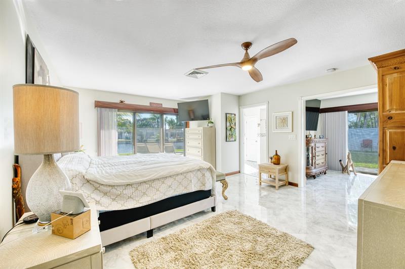 Image 36 of 58 For 208 30th St  