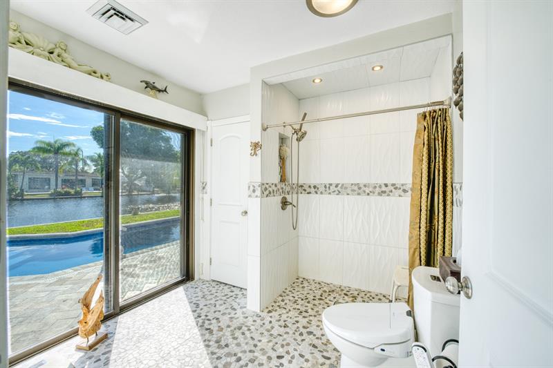Image 39 of 58 For 208 30th St  