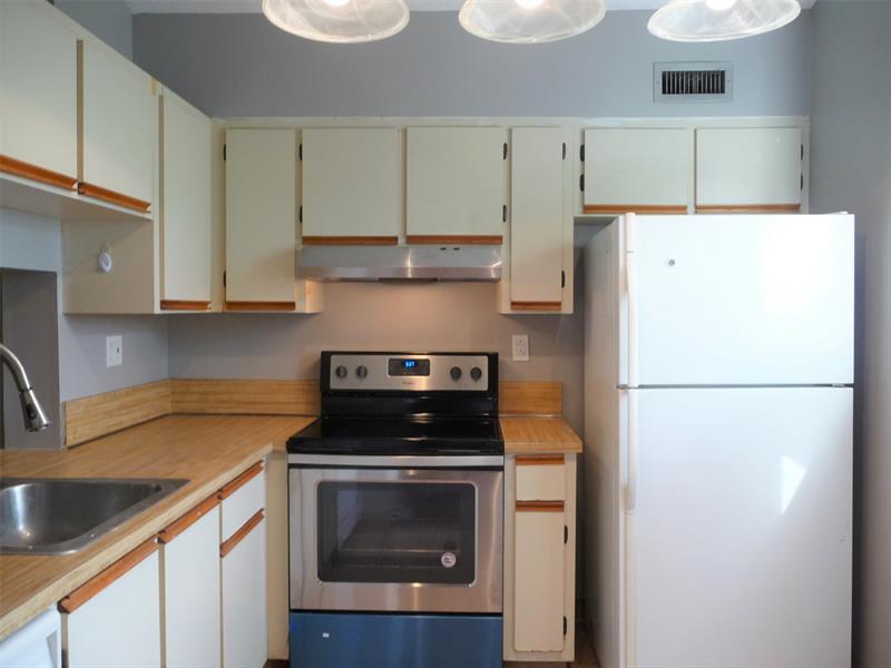 Image 11 of 13 For 608 Gardens Dr  204