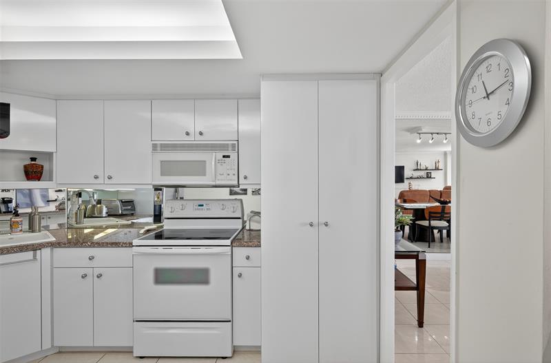 Image 26 of 59 For 2100 Ocean Ln  508