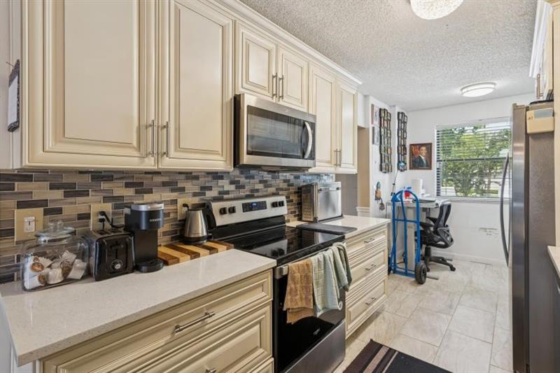 Image 10 of 22 For 9670 Mcnab Rd  208