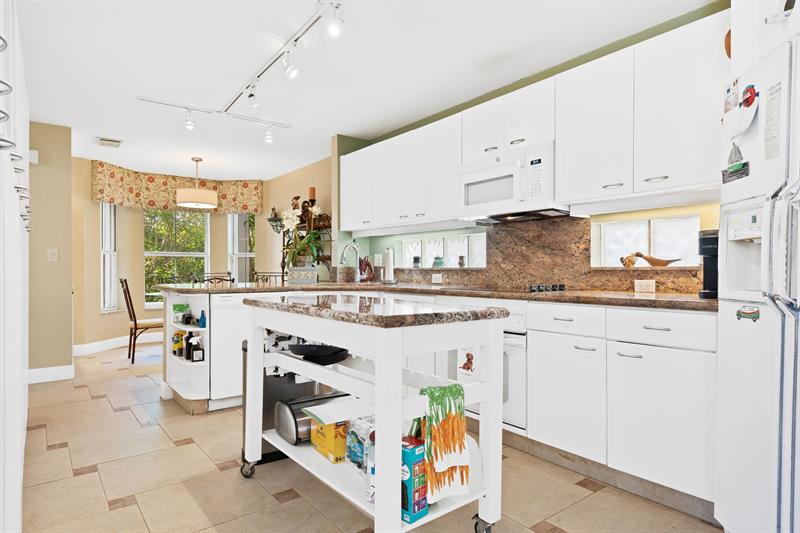 Image 16 of 36 For 1085 Lake St