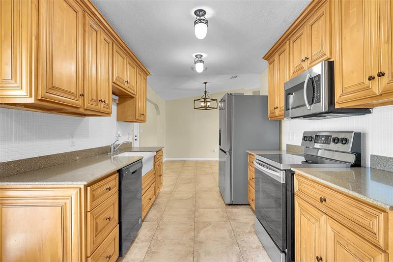 Image 11 of 26 For 709 Dorchester St