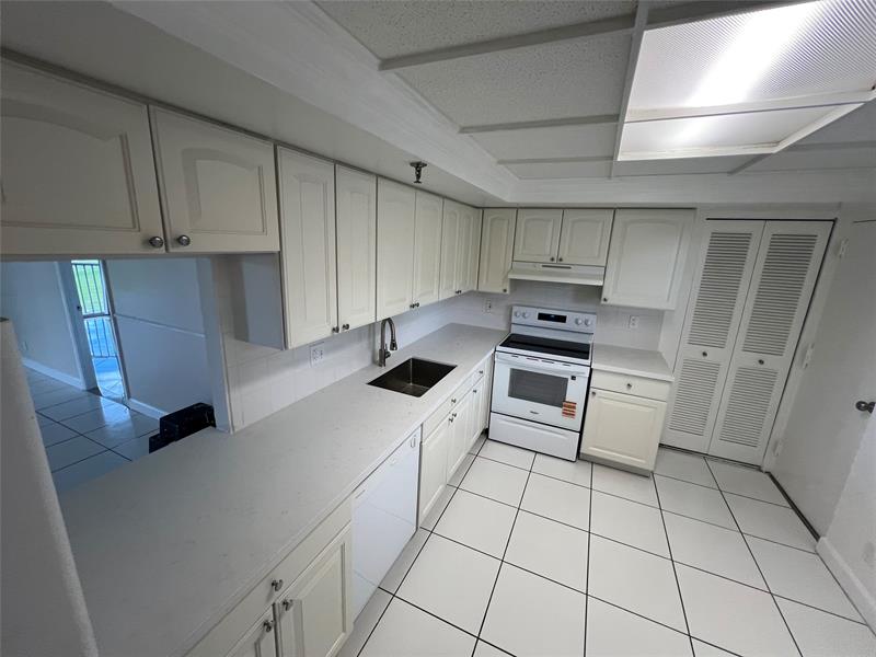 Image 23 of 35 For 6400 2nd Ave  323