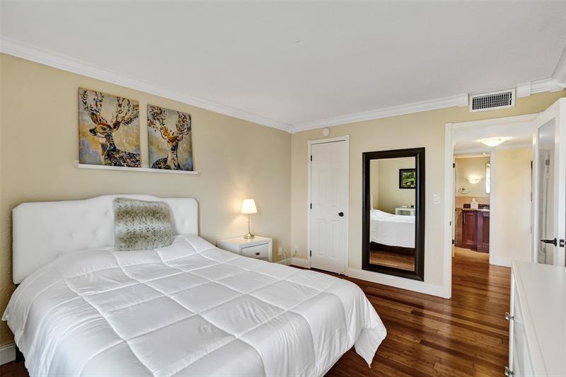 Image 17 of 49 For 3015 Ocean Blvd  15j