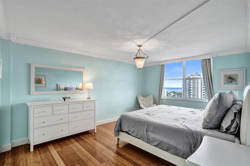 Image 20 of 49 For 3015 Ocean Blvd  15j