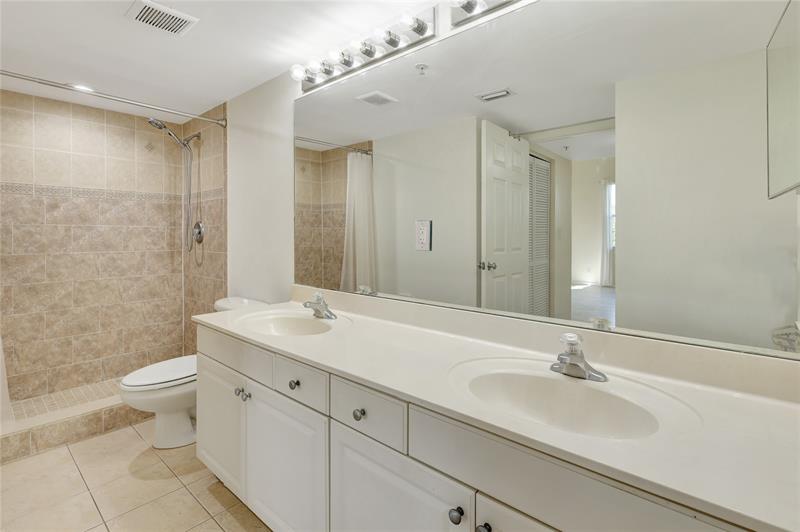 Image 15 of 28 For 529 Sheridan St  3081