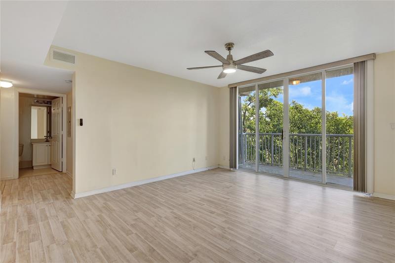 Image 4 of 28 For 529 Sheridan St  3081
