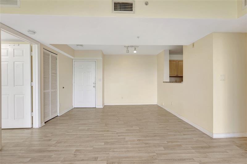 Image 7 of 28 For 529 Sheridan St  3081