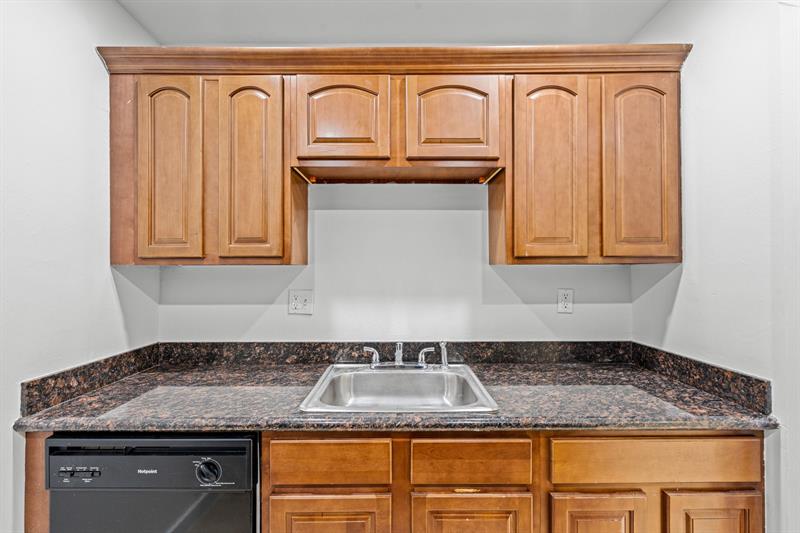 Image 19 of 35 For 9231 87 Av  C7