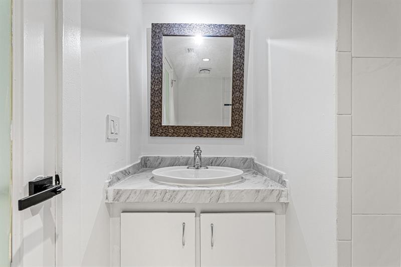 Image 23 of 35 For 9231 87 Av  C7