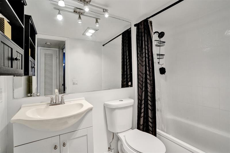 Image 31 of 49 For 400 10th St  117