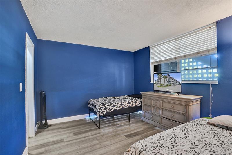 Image 38 of 49 For 400 10th St  117