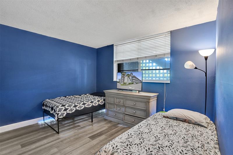 Image 39 of 49 For 400 10th St  117