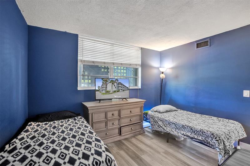 Image 40 of 49 For 400 10th St  117